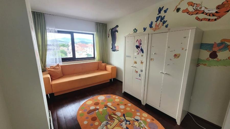 Apartament cu 3 camere decomandat, mobilat în Central