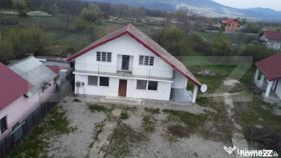 Casă cu 5 camere cu Teren 500 Mp în Arcani