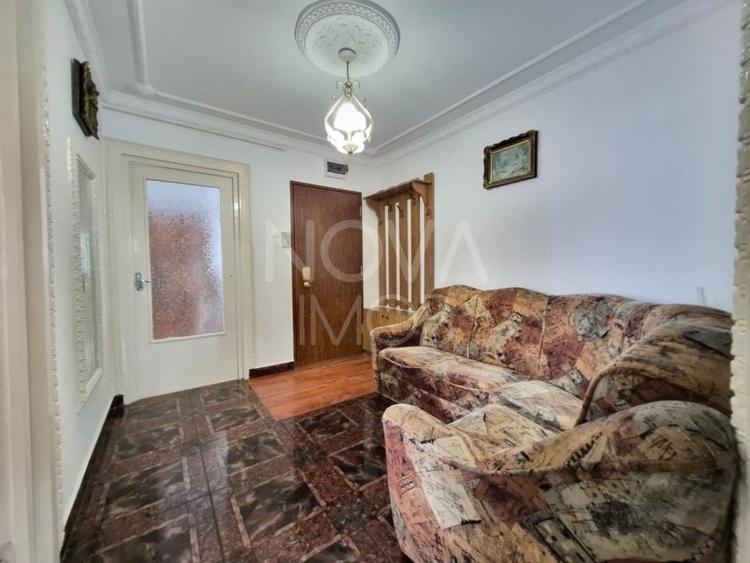 Apartament cu 3 camere decomandat, mobilat în Vasile Aaron