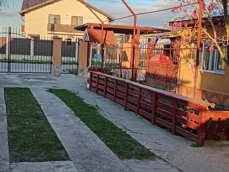 Casă cu 5 camere cu Teren 742 Mp în Brătășanca