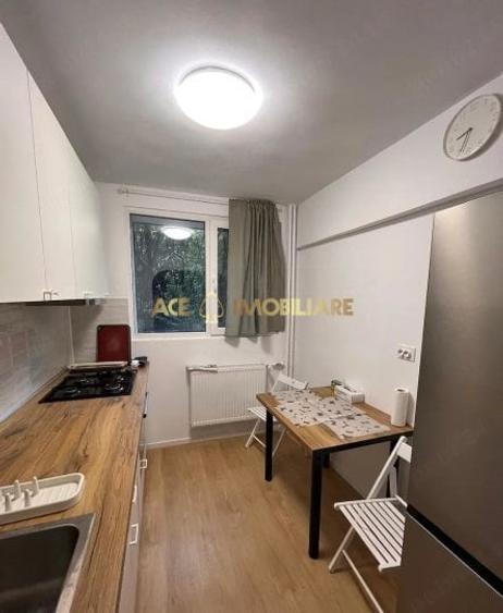 Apartament cu 3 camere semidecomandat, mobilat în Titan