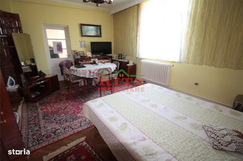 Apartament cu 4 camere decomandat în Orașul de Jos
