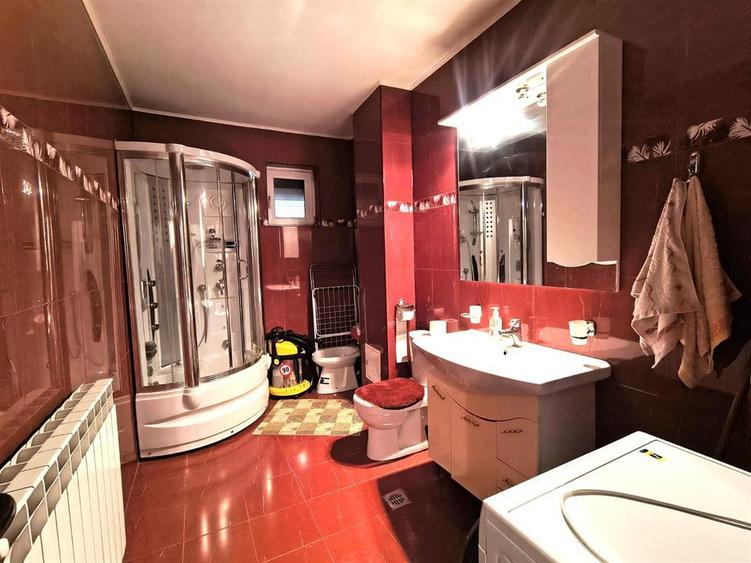 Casă cu 7 camere cu Teren 400 Mp în Lazu