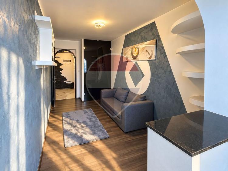 Apartament cu 3 camere semidecomandat, mobilat în Central