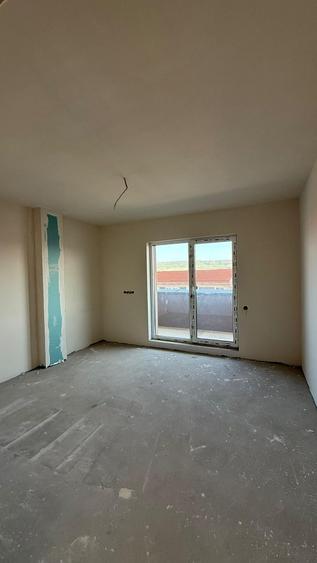 Apartament cu 3 camere semidecomandat în Florești