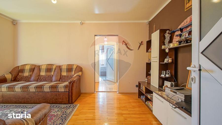 Apartament cu 2 camere semidecomandat, mobilat în Est