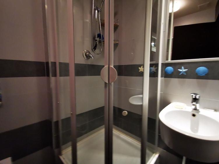 Apartament cu 4 camere semidecomandat, mobilat în Iancu Nicolae