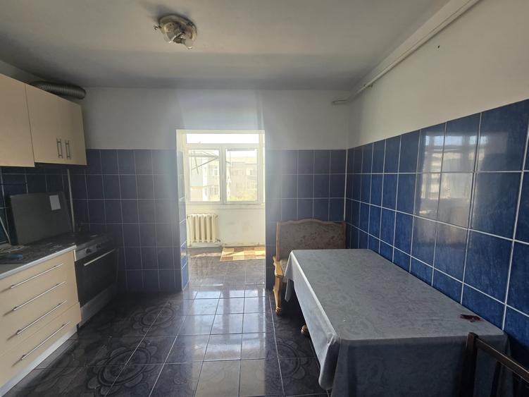 Apartament cu 3 camere decomandat în Nicolina