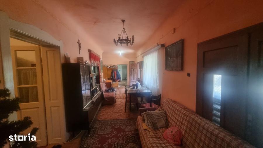 Casă cu 5 camere cu Teren 7928 Mp în Central