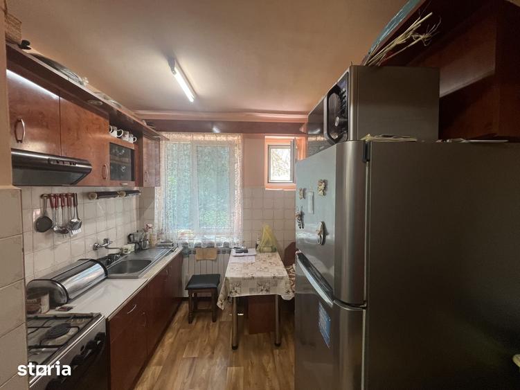 Apartament cu 3 camere decomandat în Botizului
