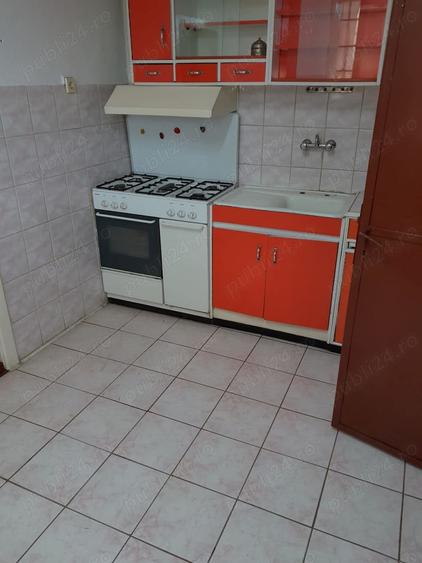 Casă cu 9 camere cu Teren 7500 Mp în Central
