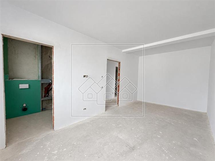 Duplex cu 5 camere cu Canalizare în Șura Mică