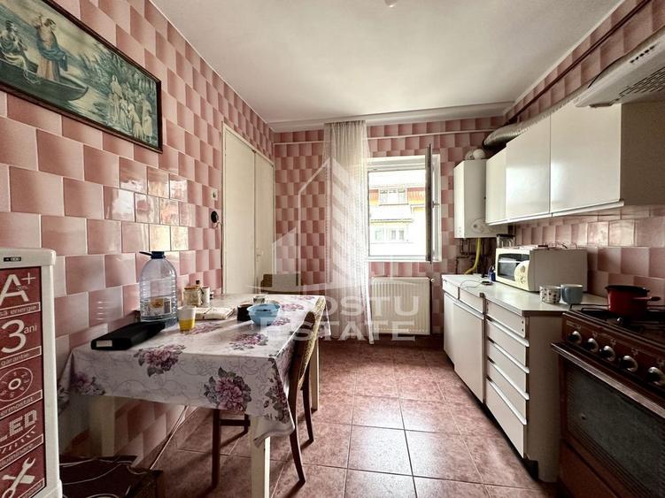 Apartament cu 3 camere semidecomandat, mobilat în Girocului