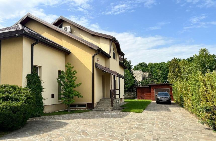 Casă individuală cu 8 camere cu Canalizare în Pipera