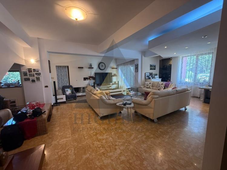 Duplex cu 10 camere cu Piscina în Iancu Nicolae