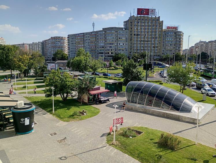 Apartament cu 3 camere semidecomandat în Obor