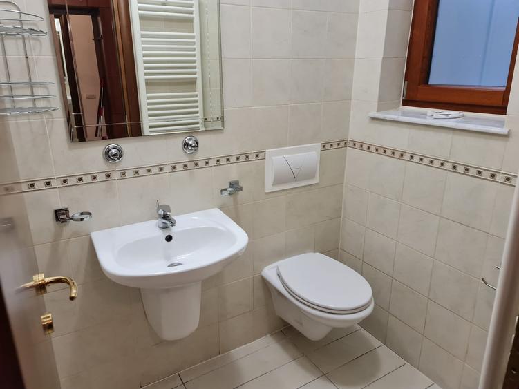 Casă cu 5 camere cu Canalizare în Central