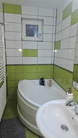 Apartament cu 3 camere semidecomandat în Craiovița Nouă