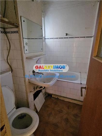 Apartament cu 3 camere semidecomandat în Micro 6