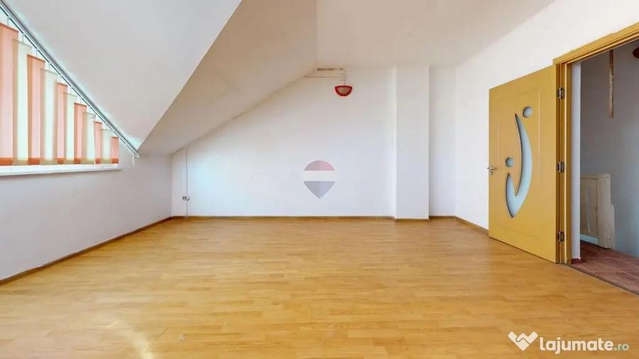 Apartament cu 3 camere semidecomandat în Florilor