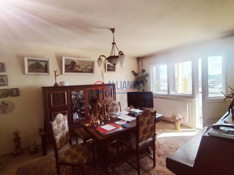 Apartament cu 4 camere decomandat în Casa de Cultură