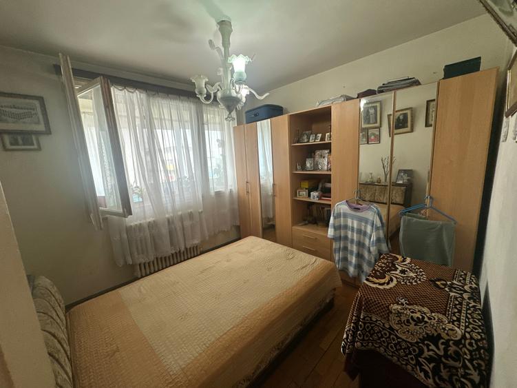 Apartament cu 3 camere semidecomandat în 1 Mai