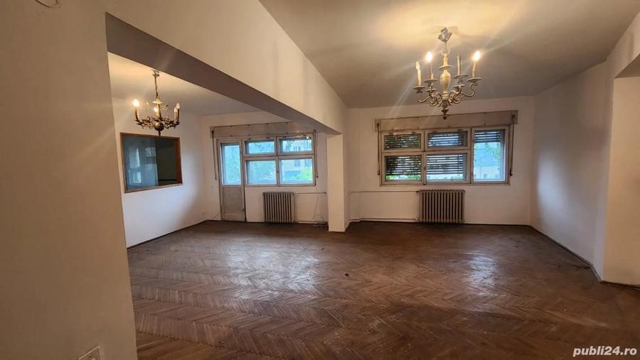 Apartament cu 4 camere semidecomandat în Regina Elisabeta