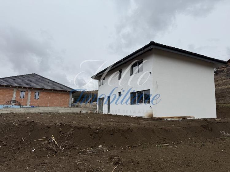 Casă individuală cu 4 camere cu Canalizare în Baciu
