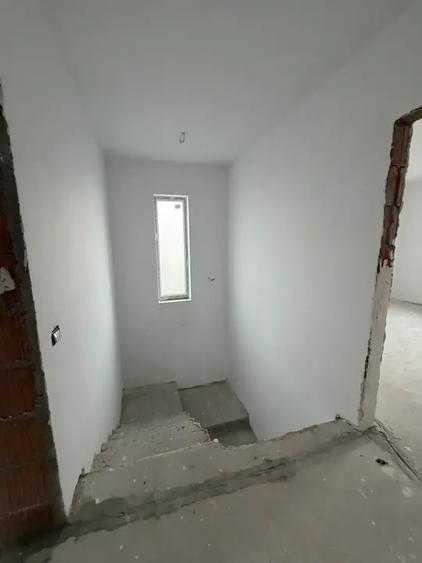 Casă individuală cu 5 camere cu Teren 430 Mp în Est