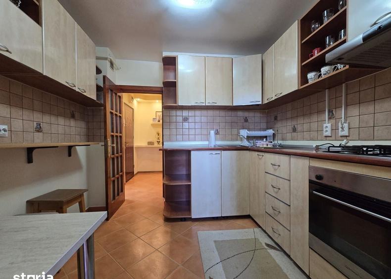 Apartament cu 3 camere decomandat, mobilat în Piața Centrală