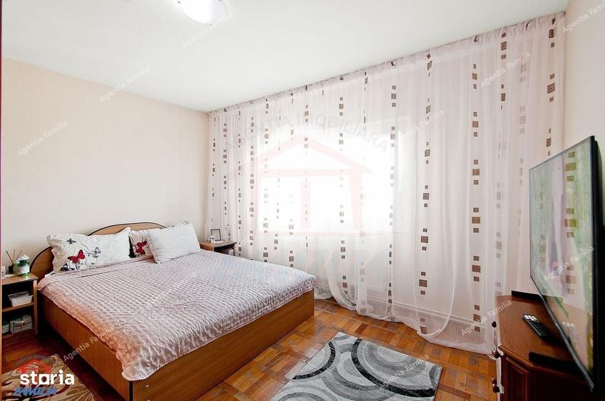 Apartament cu 4 camere decomandat în Micro 17