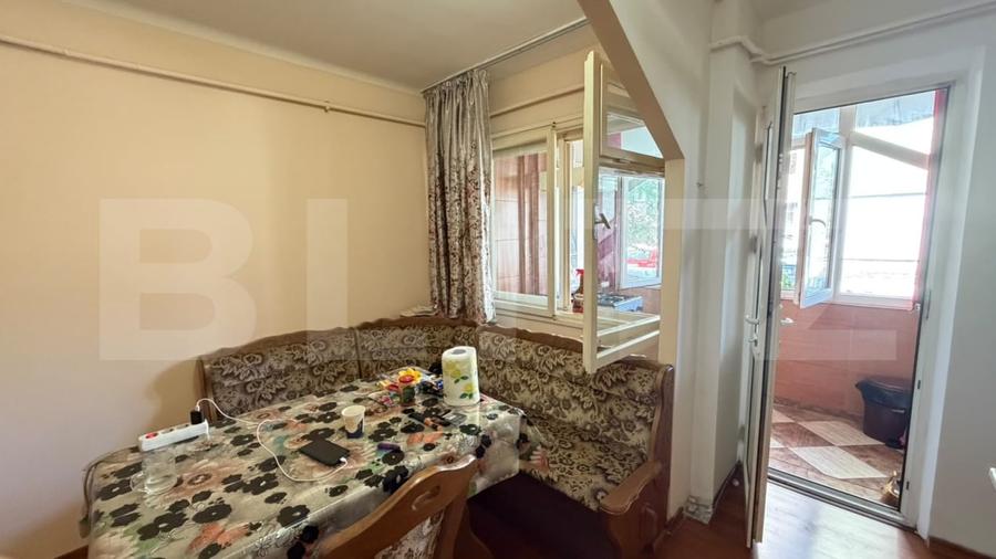 Apartament cu 3 camere semidecomandat, mobilat în Craiovița Nouă