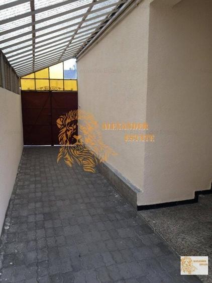 Casă cu 5 camere cu Canalizare în Central