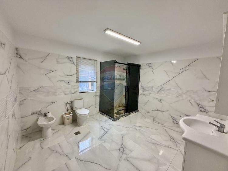 Casă individuală cu 8 camere cu Canalizare în Vulturu