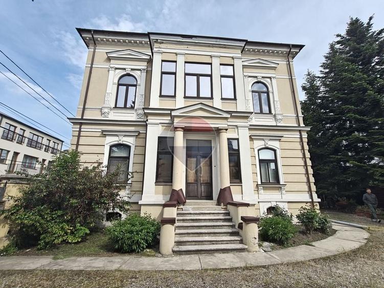 Clădire 460 mp în zona centrală, teren 1.371 mp și 30 locuri parcare - 1