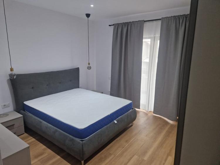 Apartament cu 3 camere decomandat, mobilat în Exterior Est