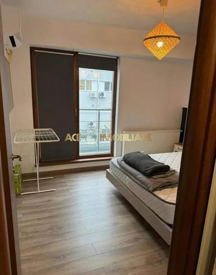 Apartament cu 2 camere semidecomandat, mobilat în Băneasa