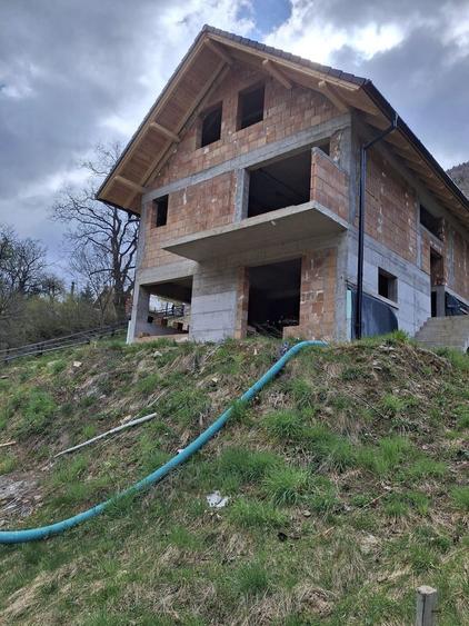 Casă individuală cu 5 camere cu Canalizare în Vest
