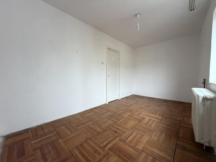 Apartament cu 3 camere nedecomandat, mobilat în P-ța Doina
