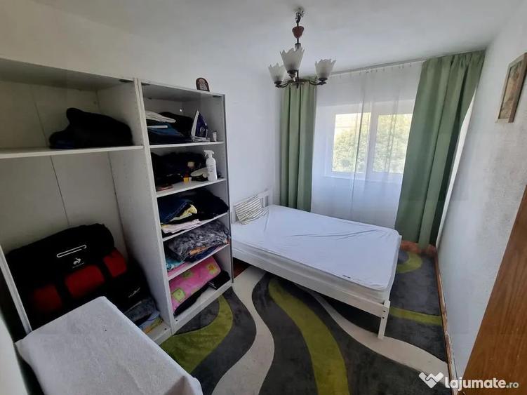 Apartament cu 4 camere decomandat în Est