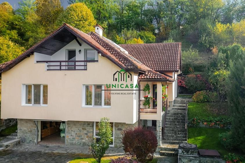 Casă individuală cu 8 camere cu Garaj în Bârsești (Mihăești)