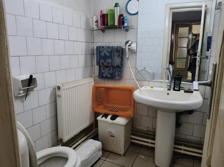 Casă cu 8 camere cu Teren 577 Mp în Apollo