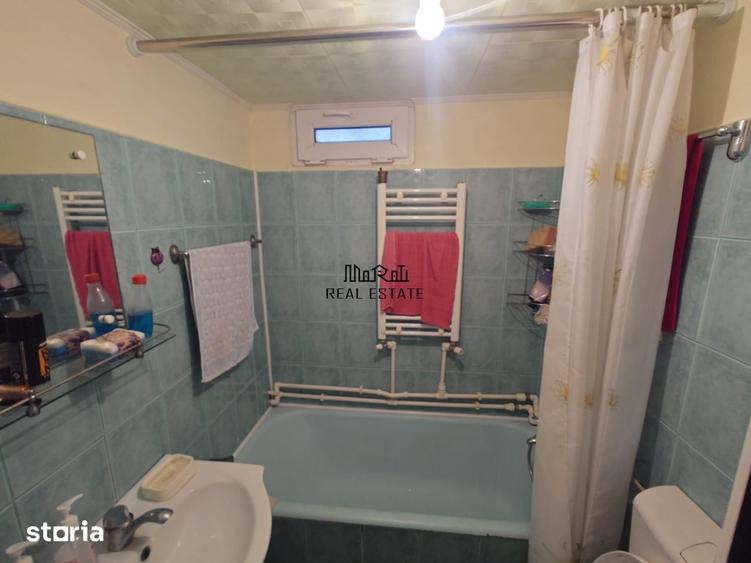 Casă cu 9 camere cu Teren 2339 Mp în Central