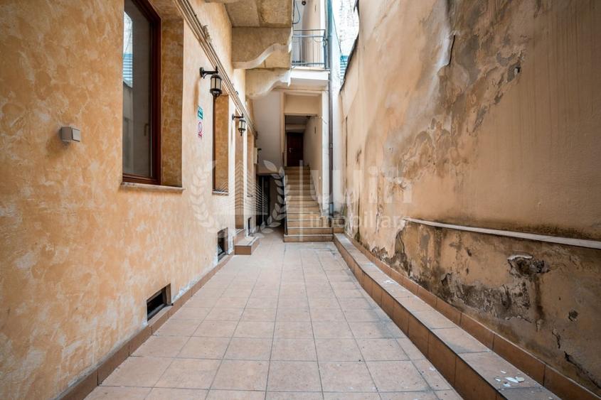 Casă individuală cu 12 camere cu Canalizare în Central