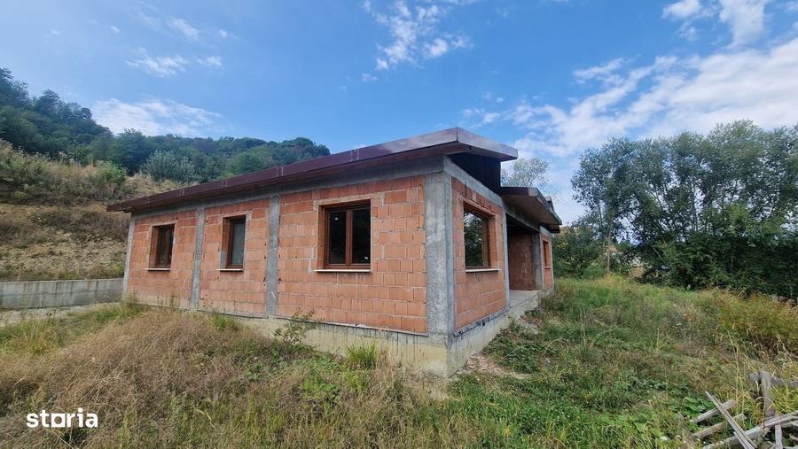 Casă cu 4 camere în Vlădești
