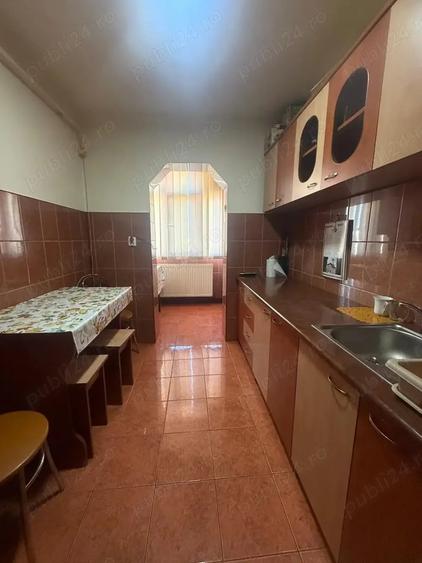 Apartament cu 3 camere decomandat în Costești