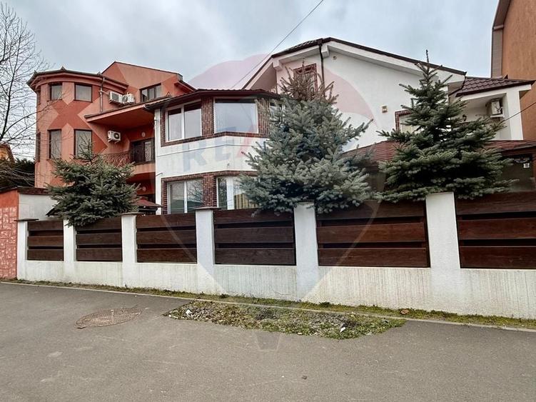 Casă cu 12 camere cu Teren 300 Mp în Central