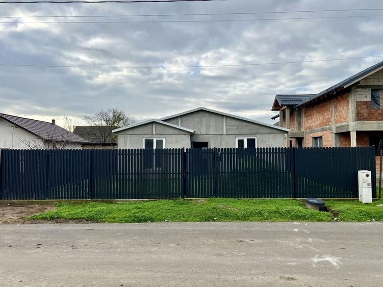 Casă cu 3 camere cu Teren 300 Mp în Cazasu