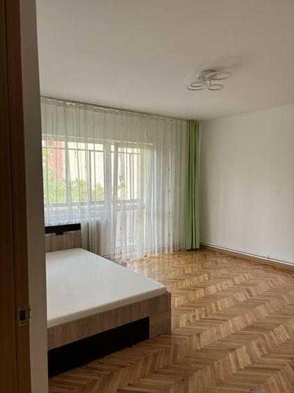 Apartament cu 4 camere decomandat în Zorilor