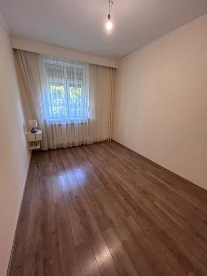 Apartament cu 3 camere semidecomandat, mobilat în Sud